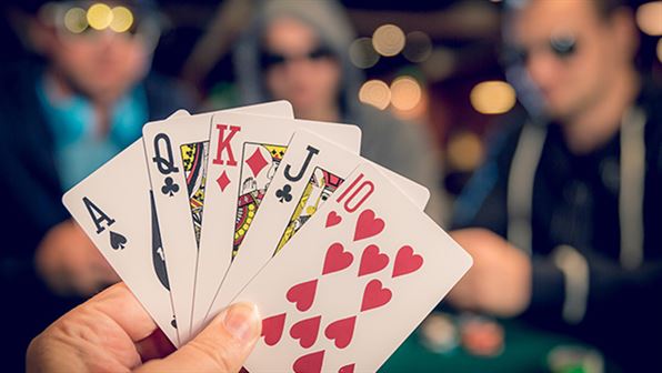 Cómo jugar al poker como un profesional: Consejos y trucos
