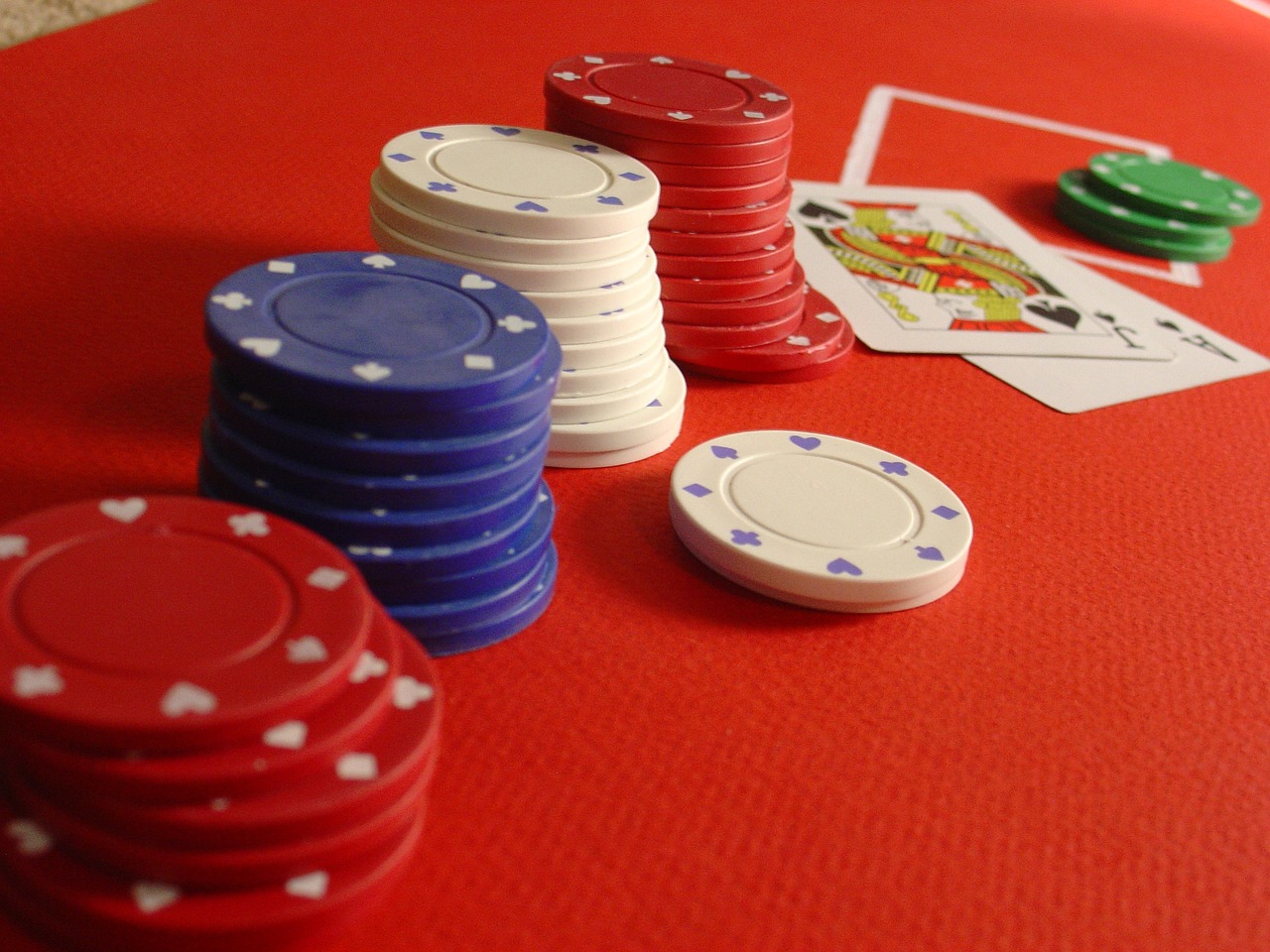 Estrategias de Torneos de Póquer en Las Fases Inicial, Intermedia Y Final